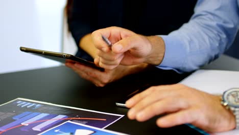 colegas de negocios discutiendo sobre una tableta digital 4k