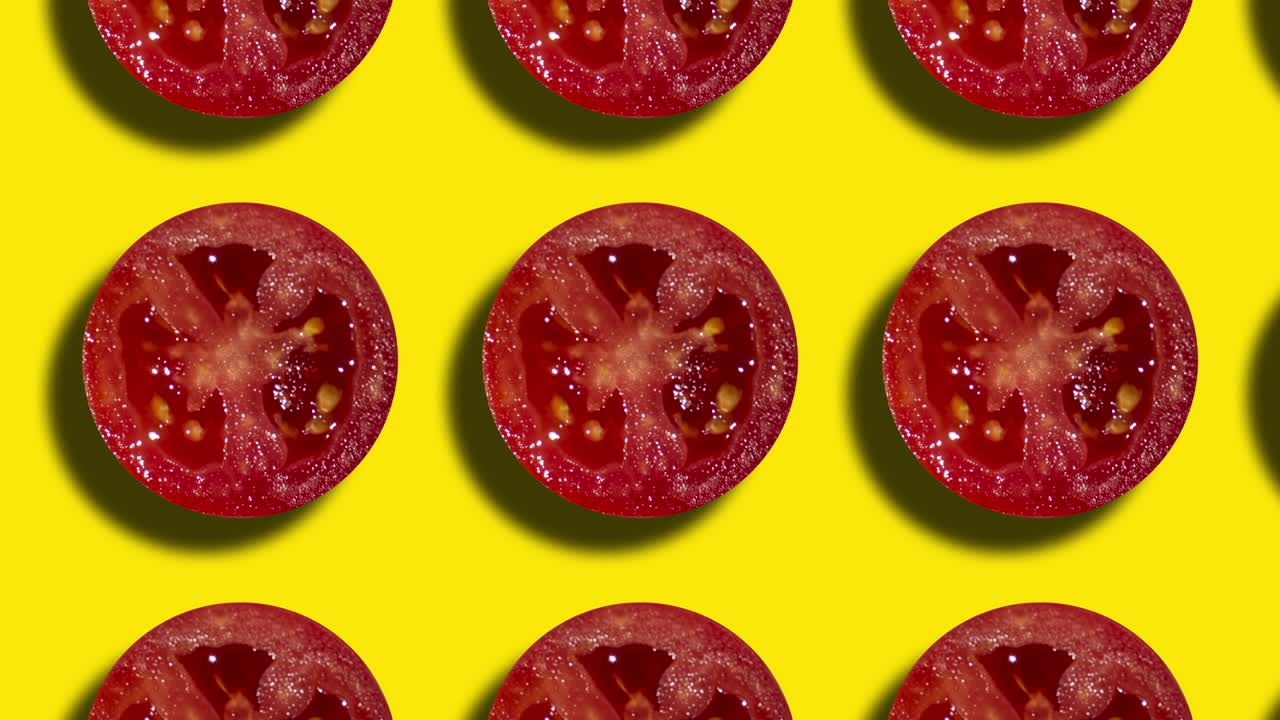 노란색 배경에 토마토 조각을 가진 기하학적 패턴 간단한 모션 그래픽 음식 개념 원활한 루프 애니메이션