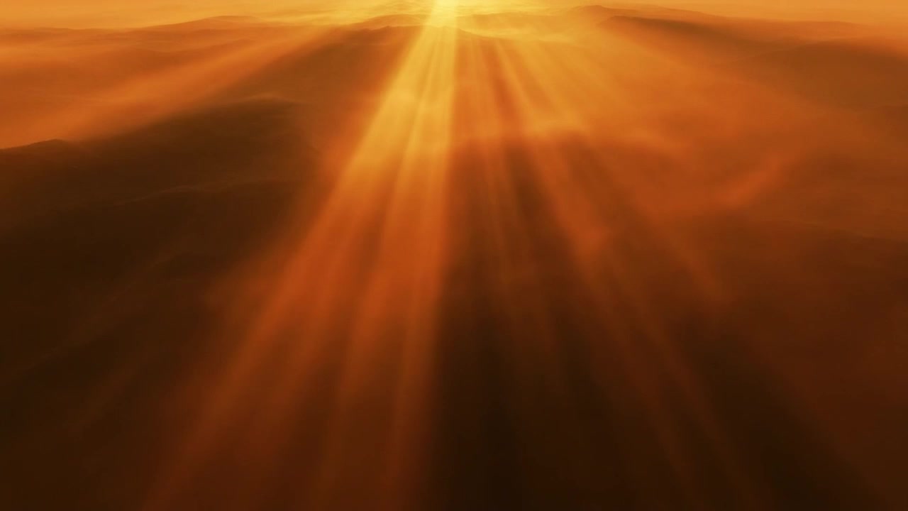 Raios de Sol Dourados Brilhando Sobre Paisagem Montanhosa Nebulosa