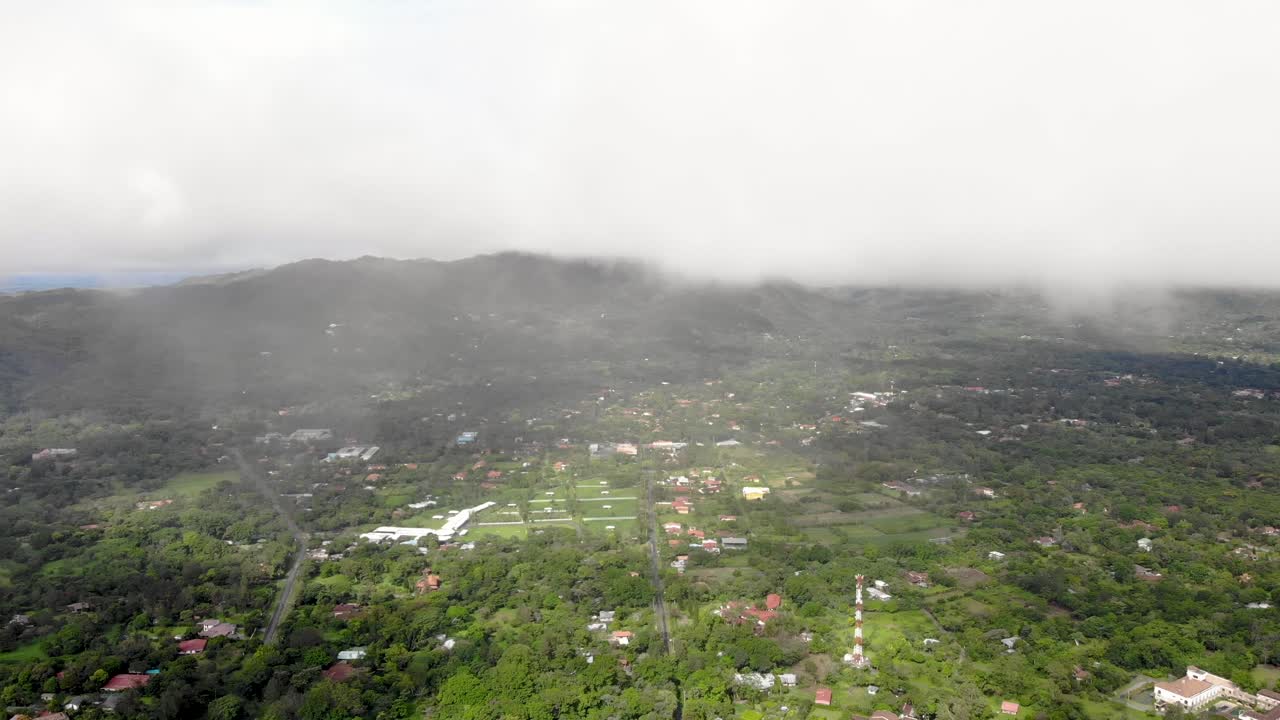 ciudad de valle de anton en el centro de panamá erigida dentro del cráter de un volcán extinto, tiro aéreo izquierdo