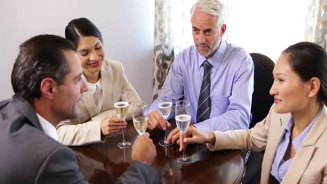 socios de negocios bebiendo vino después del trabajo