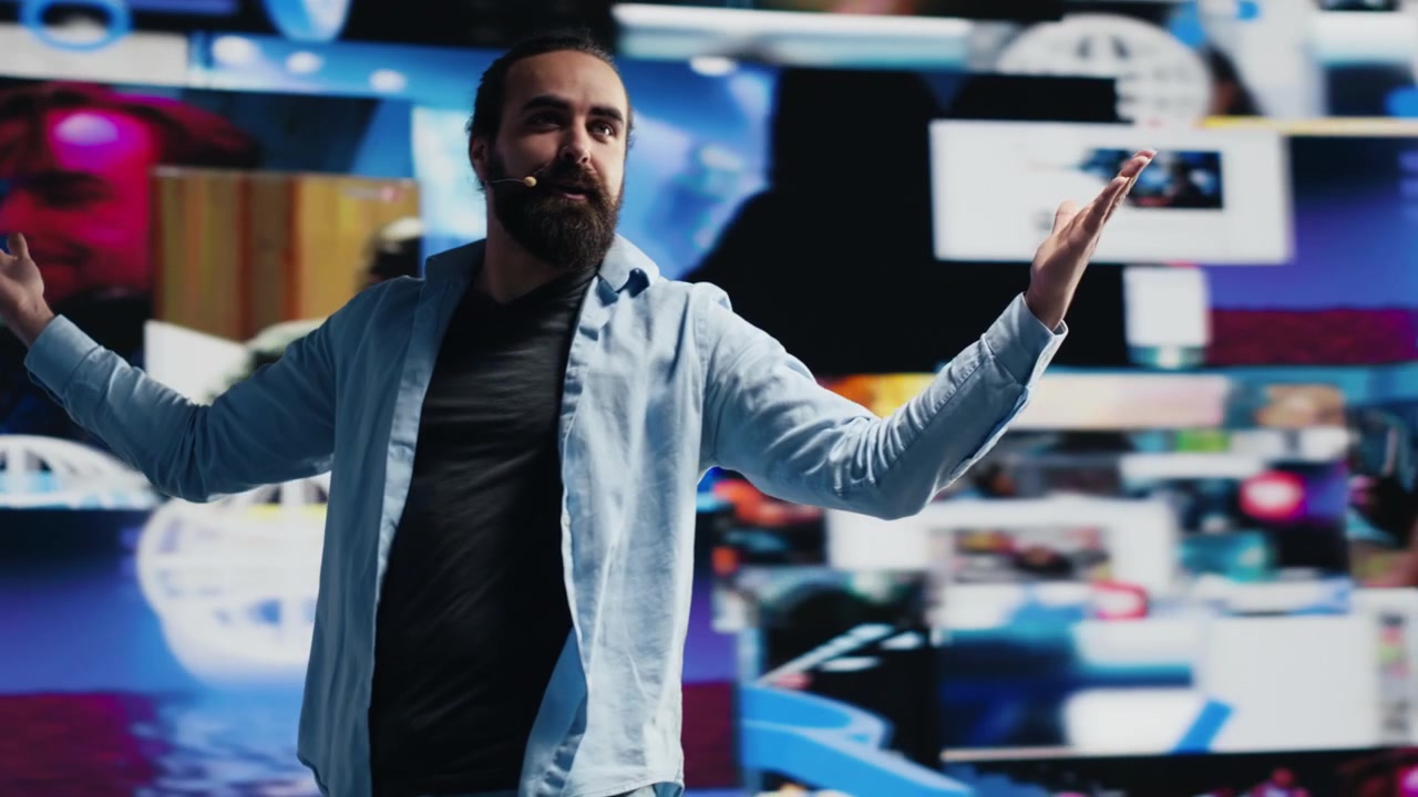 Un oratore coinvolge il pubblico della convention attraverso l'innovazione sociale.