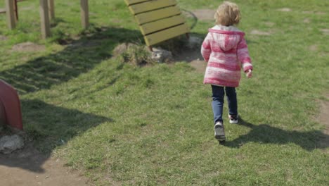 Lustiges-Süßes-Mädchen-Spielt.-Fröhliches-Weibliches-Kind,-Das-Spaß-Auf-Dem-Spielplatz-Hat