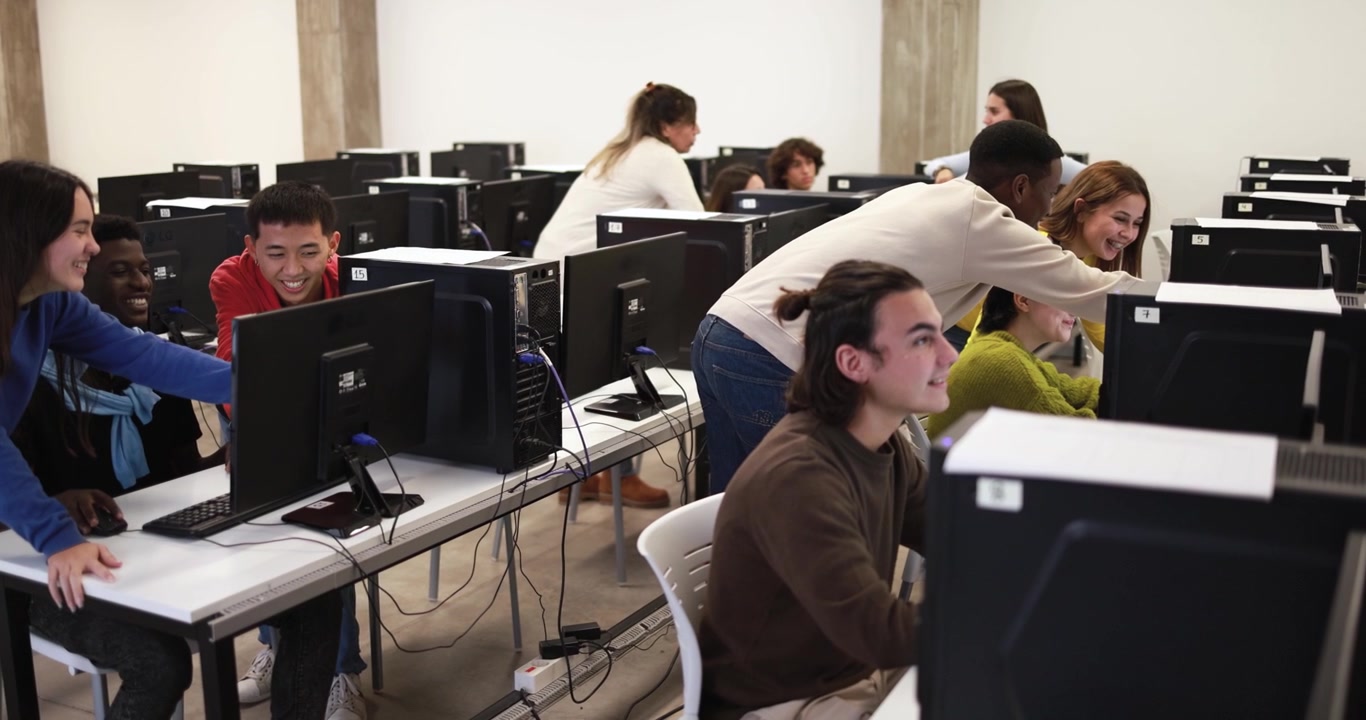 Gruppo eterogeneo di studenti che collaborano in laboratorio informatico