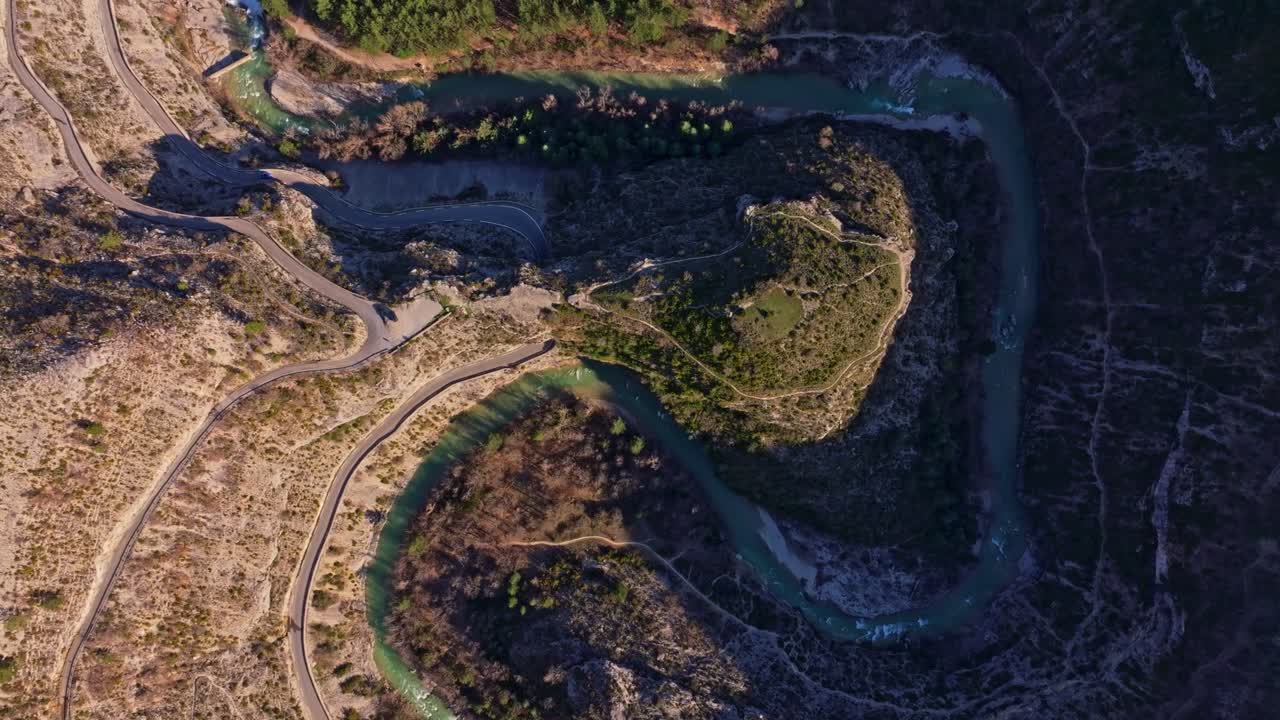 Forårstur gennem barsk kløft med naturskøn udsigt