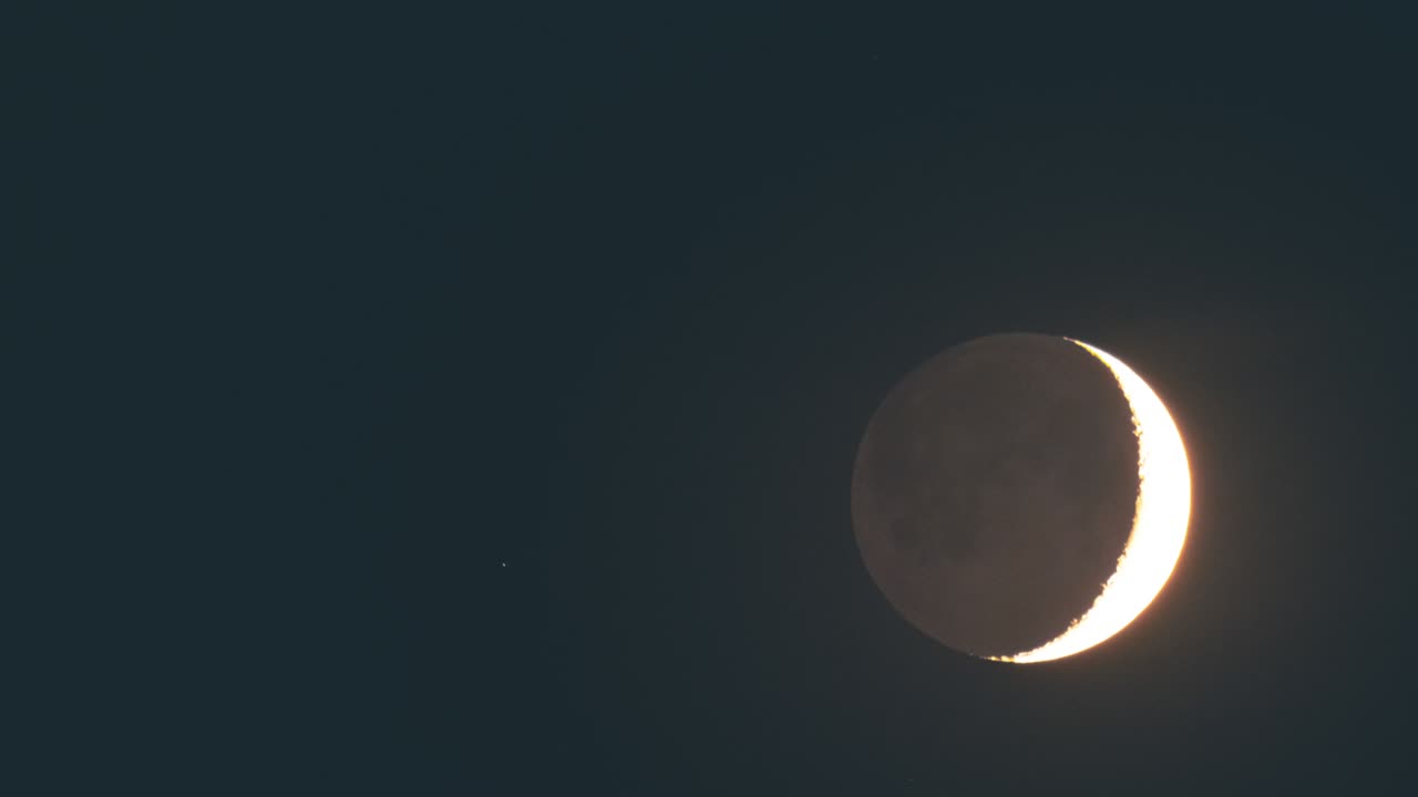 la luna sombreada en el cielo claro de la noche