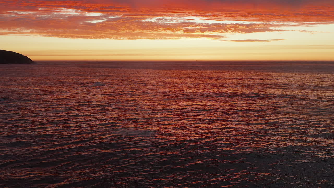 puesta de sol dorada sobre el paisaje del océano atlántico visto desde bakoven en ciudad del cabo, sudáfrica