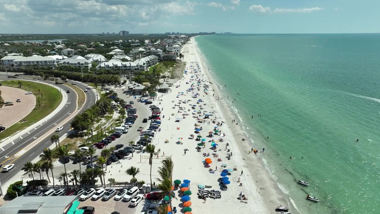 Ripresa drone di mezzogiorno su un affollato Bonita Beach Park in Florida