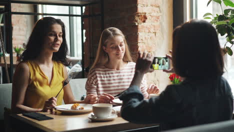women friends enjoying lunch at a cafe