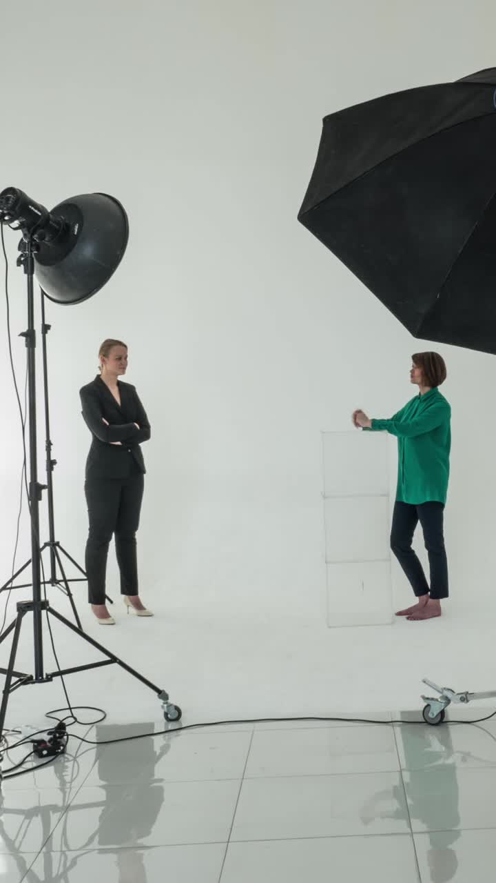 Valokuvaaja ja malli työskentelevät yhdessä ammattistudiossa
