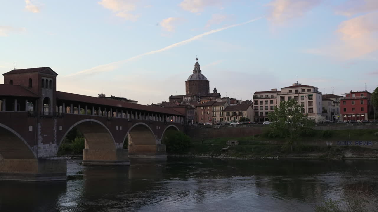 Ponte Coperto a Pavia al tramonto, Lombardia, Italia.