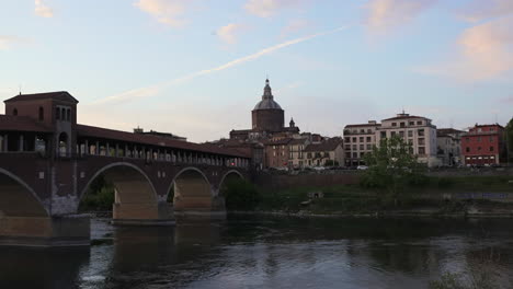 Puente-Cubierto-En-Pavía-Al-Atardecer,-Lombardía,-Italia