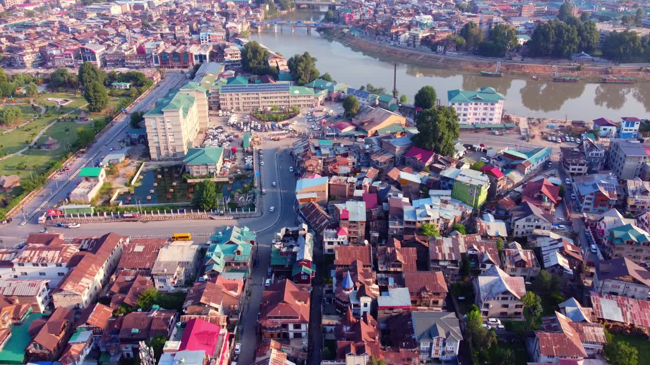 tomada de avión no tripulado de la ciudad de srinagar a lo largo de las orillas del río jhelum, hospital gubernamental lalla ded, territorio de la unión de jammu y cachemira