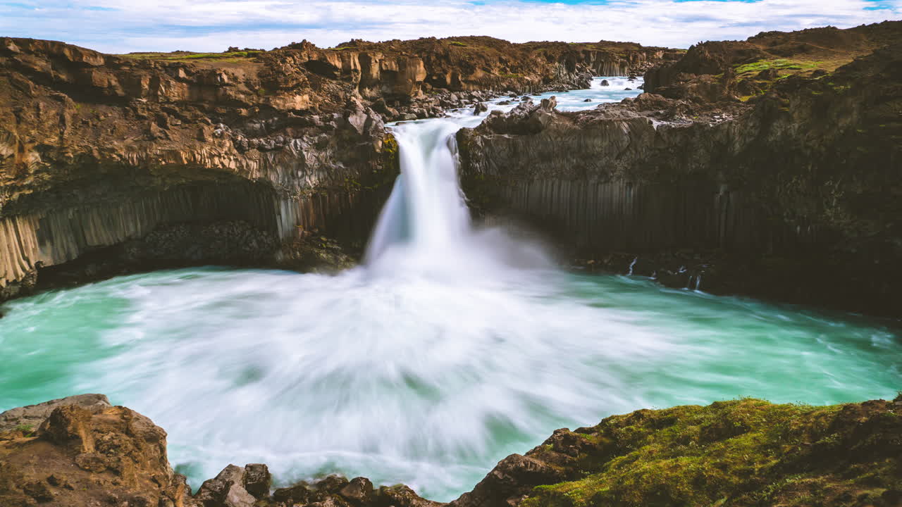 imágenes en lapso de tiempo de la cascada de aldeyjarfoss en el norte de islandia.