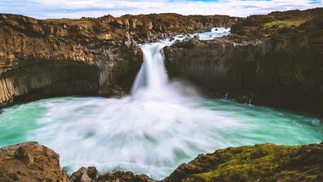 Zeitrafferaufnahmen-Des-Wasserfalls-Aldeyjarfoss-In-Nordisland.