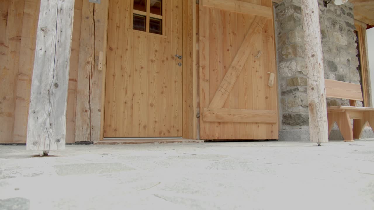 hermosa puerta de madera de la casa de la montaña