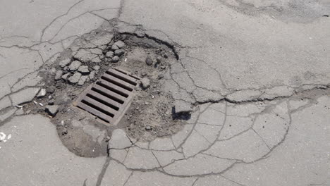 grietas ruinas escotilla de drenaje asfalto pozos de carreteras pasarela peatonal, disparo de panorámica