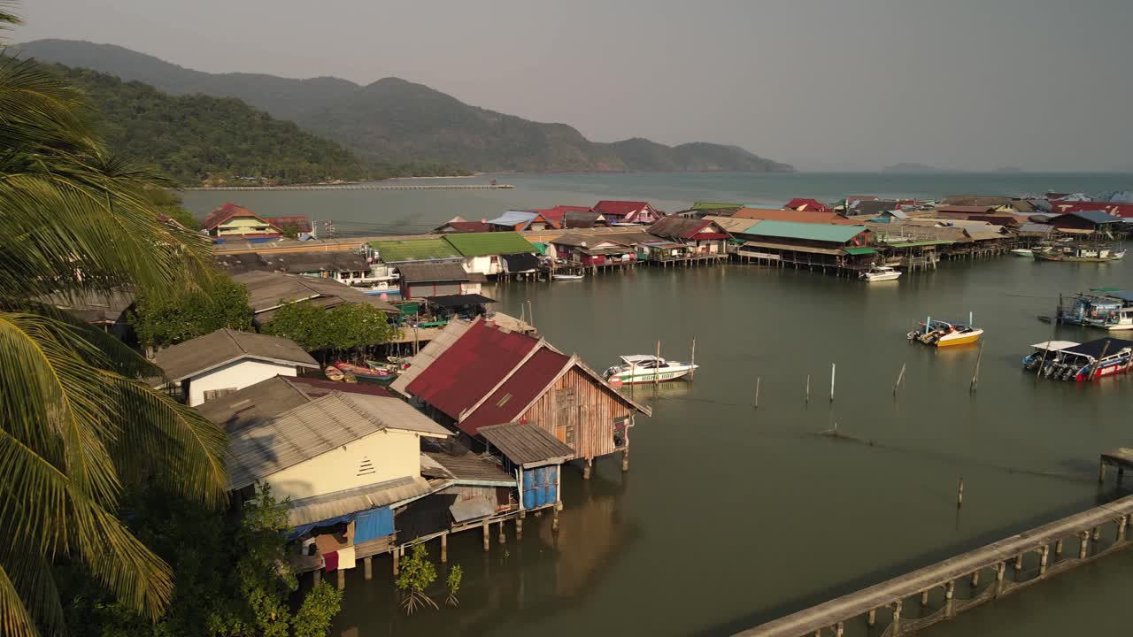 panorámica aérea rápida a la derecha del muelle de pesca bang bao en koh chang, tailandia