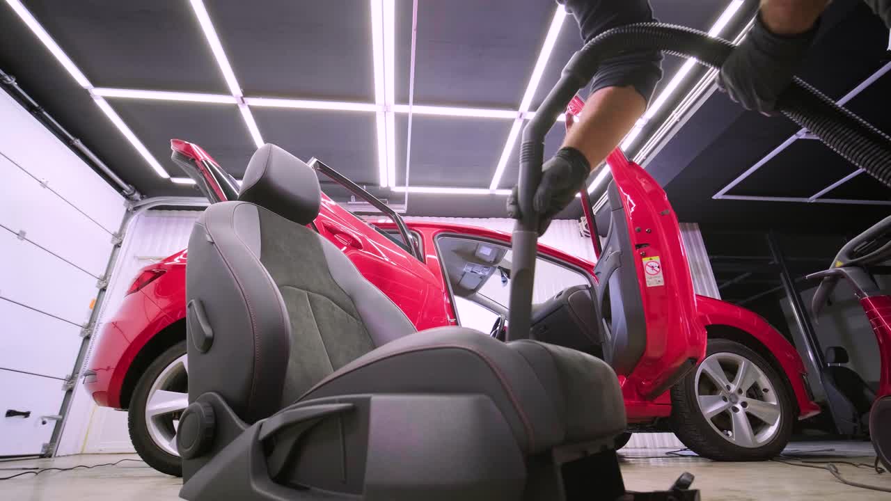 limpieza profesional de automóviles. lavado de sars. detalles interiores. limpieza en seco y detalles del interior de un automóvil. limpeza profunda de asientos. limpeza de espuma en el lavado de automóviles; limpieza del panel del automóvil del polvo. una aspiradora