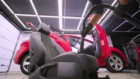 limpieza profesional de automóviles. lavado de sars. detalles interiores. limpieza en seco y detalles del interior de un automóvil. limpeza profunda de asientos. limpeza de espuma en el lavado de automóviles; limpieza del panel del automóvil del polvo. una aspiradora
