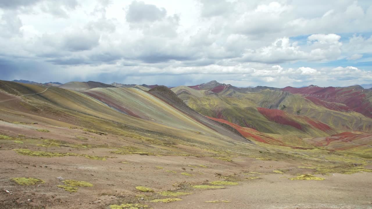 Panoramica della telecamera: Montagne Arcobaleno, Vinicunca, Winikunka, Valle Rossa al rallentatore.