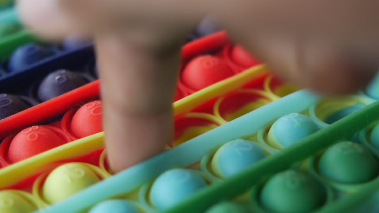 el dedo presionando un juguete pop it fidget