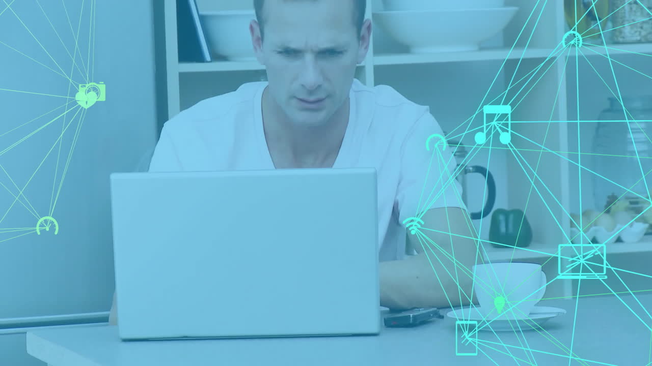 hombre trabajando en una computadora portátil, rodeado de conexiones de red y animación de procesamiento de datos