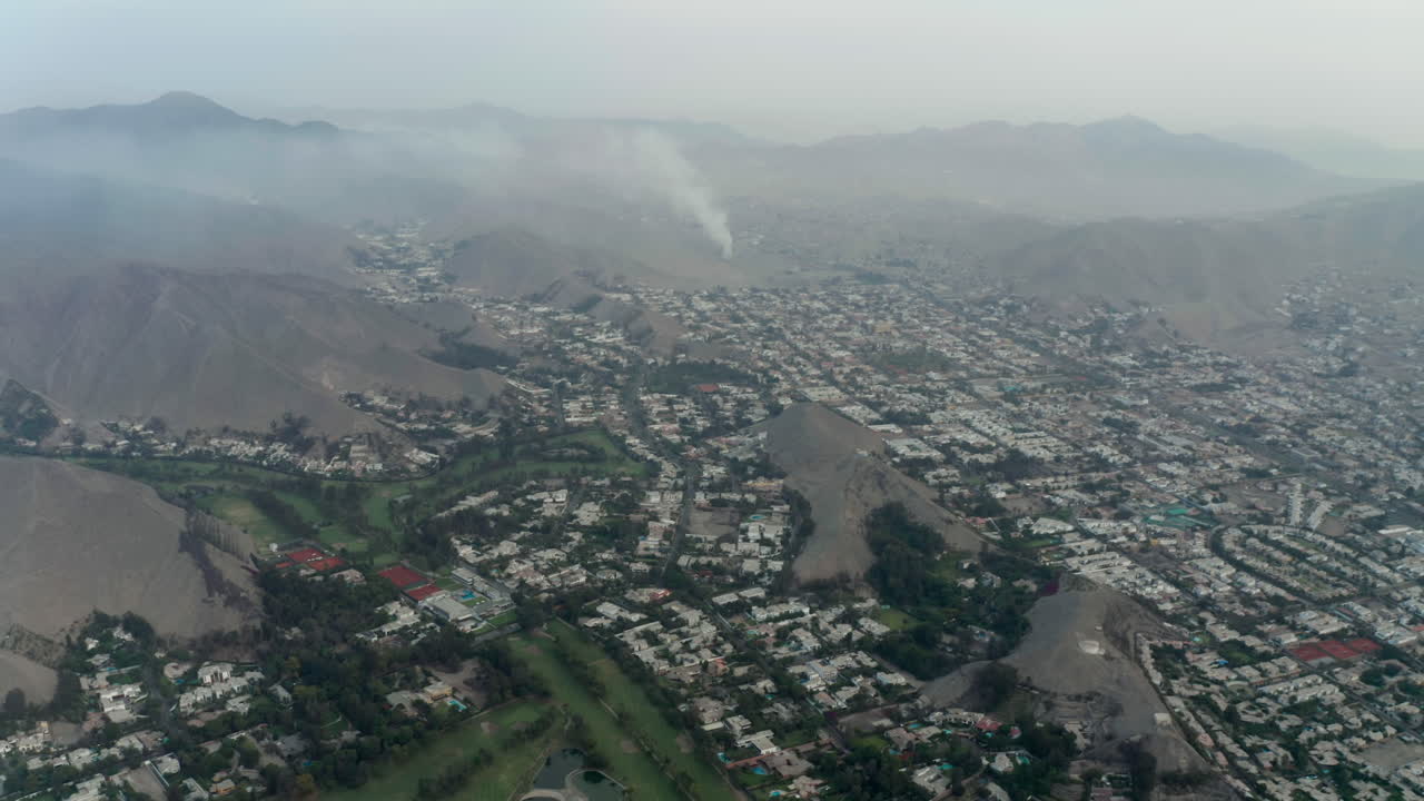 도시 주변의 모래 풍경을 보여주는 리마 시의 라 몰리나 지구 상공의 도시 경관