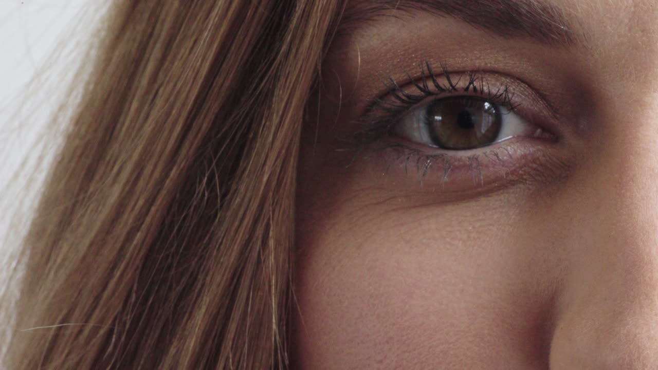 ojo de mujer caucásica de cerca mirando a la cámara vista feliz concepto de salud óptica