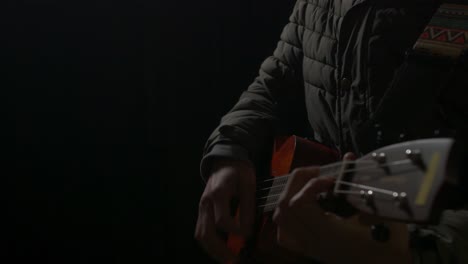 有才华的音乐家在黑暗房间的亲密环境中演奏美丽的乌克莱尔表演