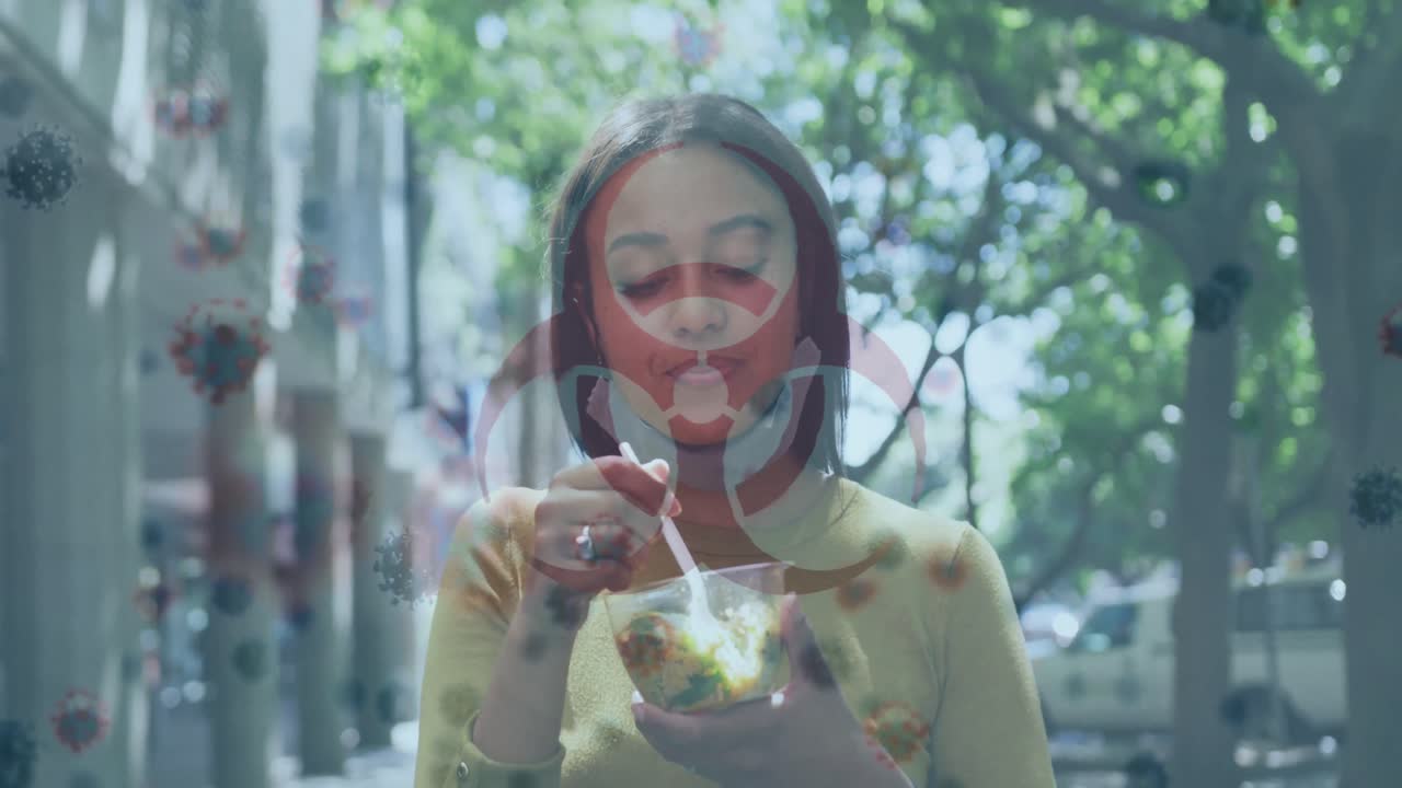 야외에서 간식을 먹고 있는 얼굴 마스크를 내려놓은 아프리카계 미국인 여성에 대한 생물학적 위험 상징