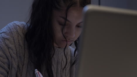 Teenager-Studentin-Macht-Hausaufgaben-Mit-Laptop