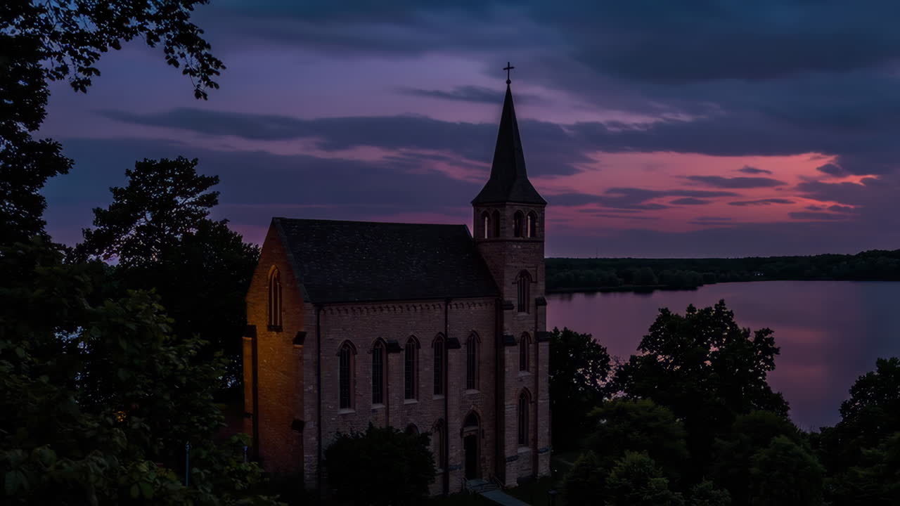Auringonlasku järvikirkon yllä