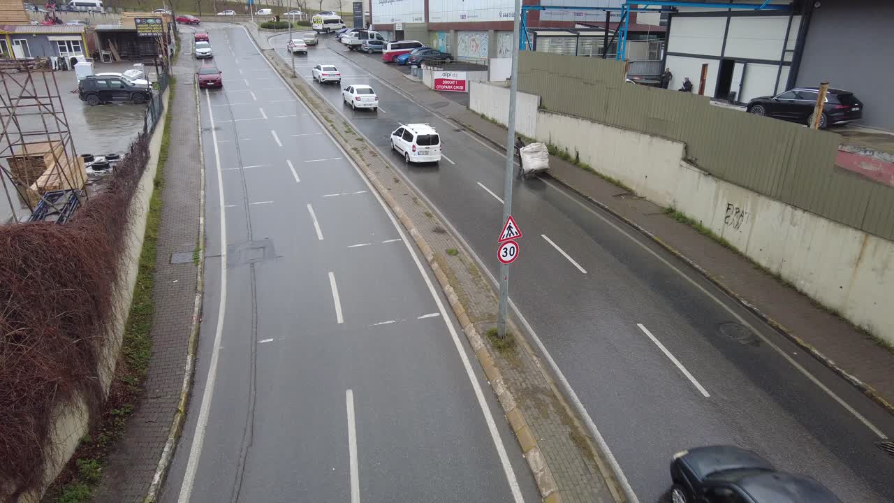 비가 오는 날 에 도시 도로 장면