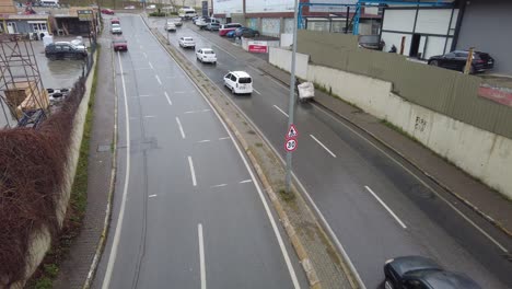 escena de la carretera urbana en un día de lluvia