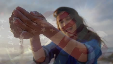 Animation-Der-Schwenkenden-Flagge-Der-USA-über-Einer-Frau,-Die-Spaß-Am-Strand-Hat