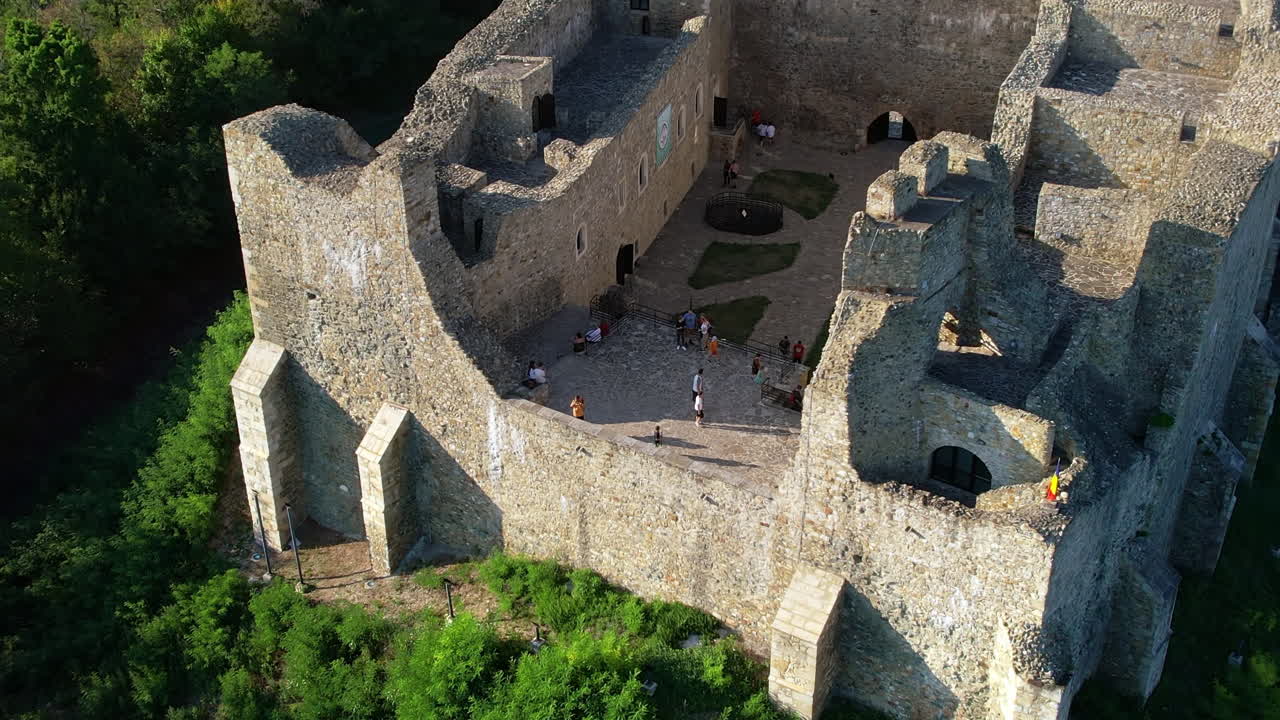 Vista aerea con drone della cittadella di Neamț a Târgu Neamț, Romania. Fortezza con turisti in cima a una collina, circondata da una lussureggiante foresta