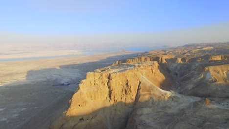 alrededor de la montaña masada junto al mar muerto
