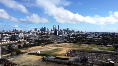 panorámica lateral sobre el horizonte de perth con la planta de energía abandonada, en desuso y en ruinas abajo en el este de perth