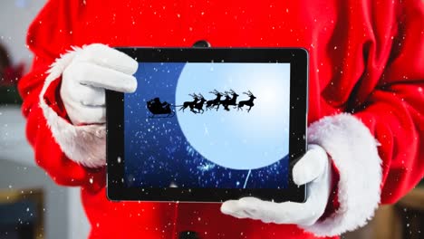 Videokomposition-Mit-Schnee-über-Dem-Oberkörper-Des-Weihnachtsmanns,-Der-Ein-Tablet-Hält