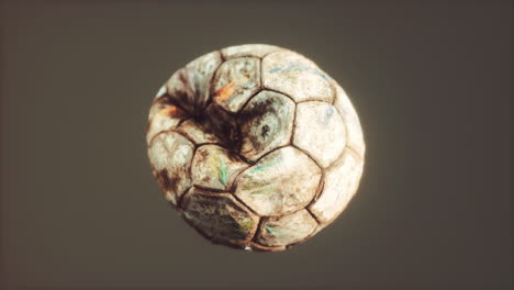viejo balón de fútbol de cuero desinflado