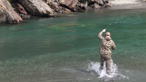 Pesca-Con-Mosca-De-Trucha-En-El-Río-De-Montaña-En-Verano