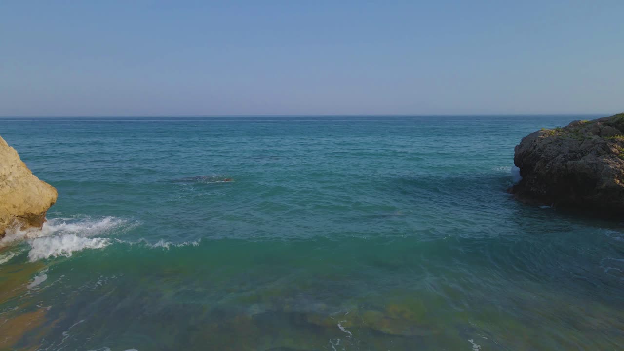 그리스 마케도니아 카발라의 모래사장과 암석 위를 움직이는 공중 드론 클립