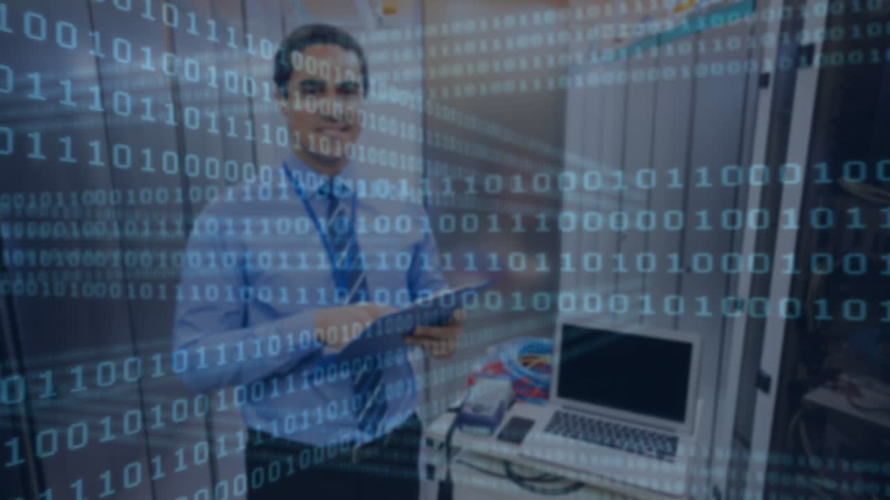 animación de codificación binaria y formas sobre hombre biracial en la sala del servidor