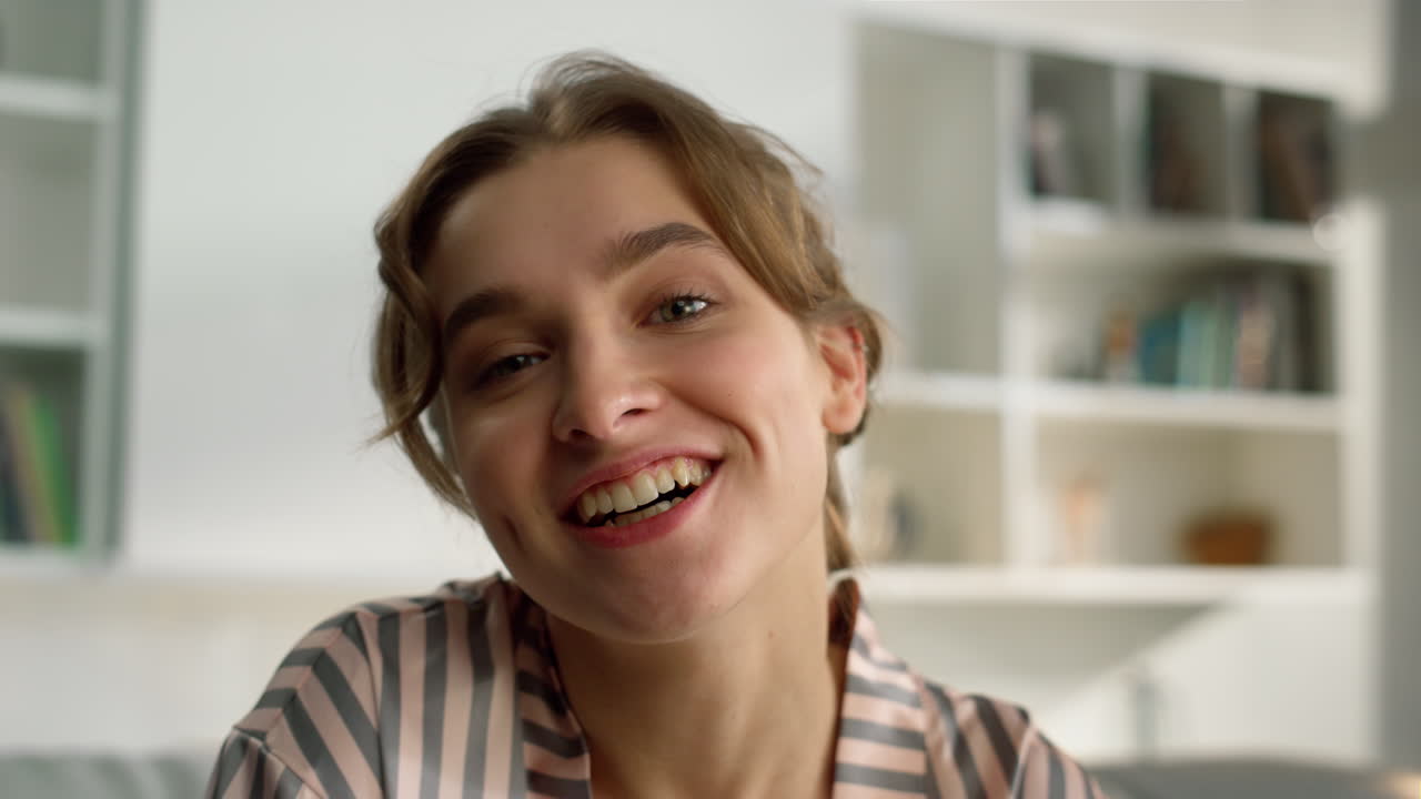 hermosa blogger buscando cámara web en casa de cerca. mujer feliz saludando en la llamada