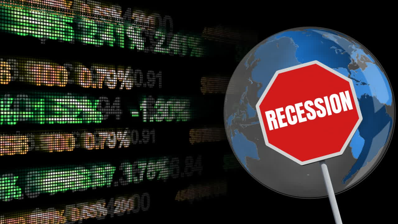 Ordet "Recession" skrevet på et stopskilt over en børsdisplay i baggrunden.