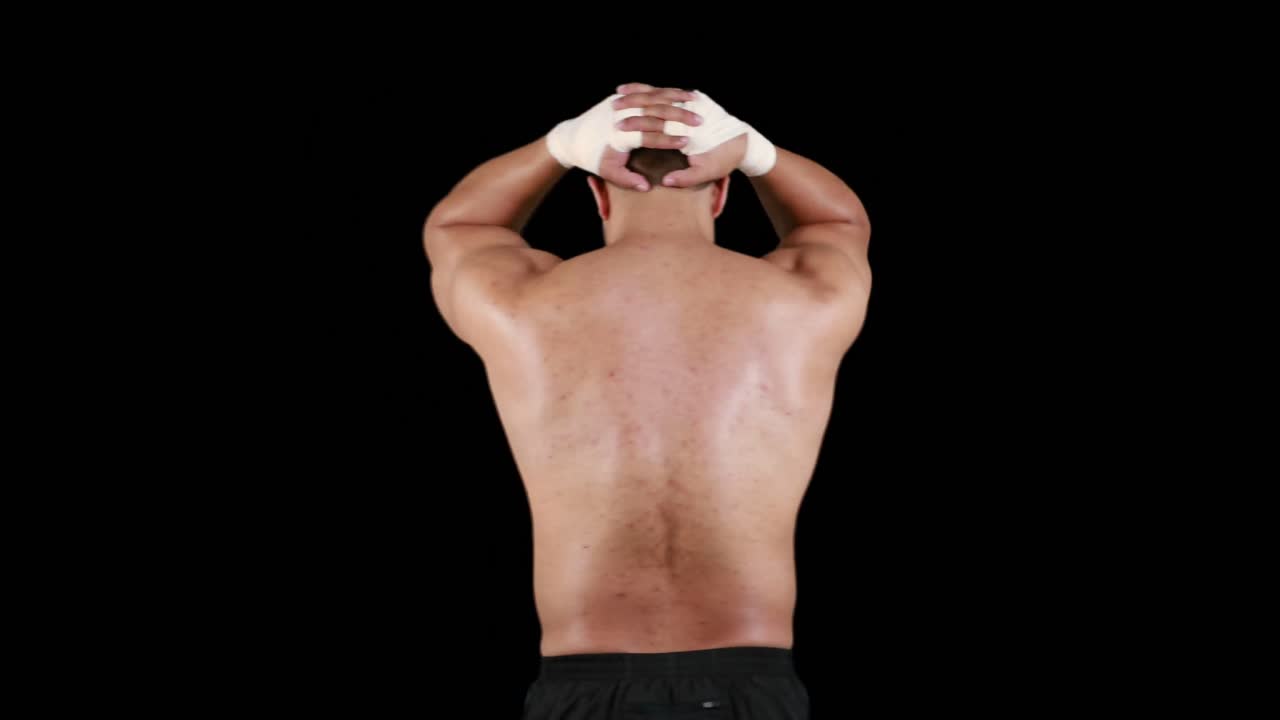 카메라를 위해 포즈를 취하는 보디빌더