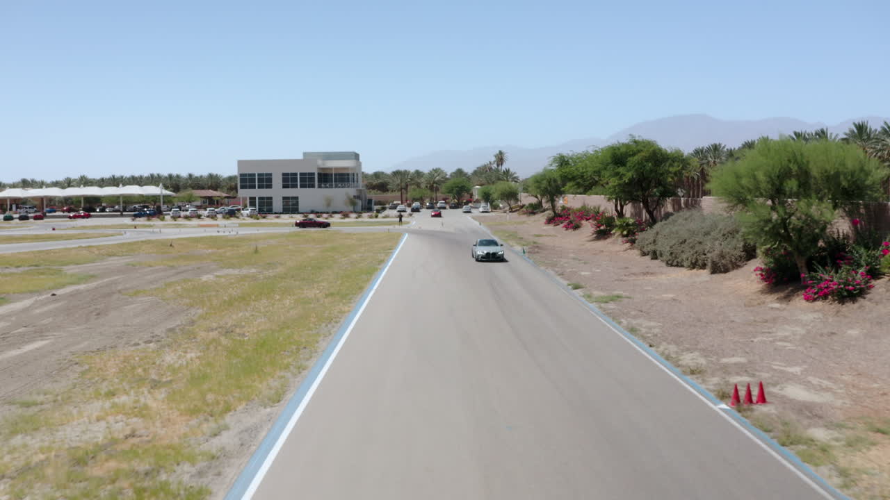 drone captura video de varios autos conduciendo en las calles de palm spring valley, california, cerca de los ángeles, ee. uu.