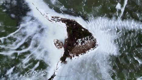 Isla-En-El-Hielo:-Una-Perspectiva-Aérea-De-Un-Lago-Congelado-Y-Una-Isla-Solitaria-En-Columbia-Británica,-Canadá