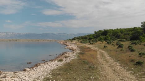antena de una costa dálmata salvaje en la región de zadar